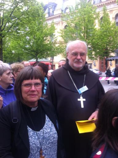 Karin Wiborn o Anders Arborelius i bönevandringen genom Stockholms city