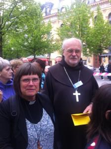 Karin Wiborn o Anders Arborelius i bönevandringen genom Stockholms city