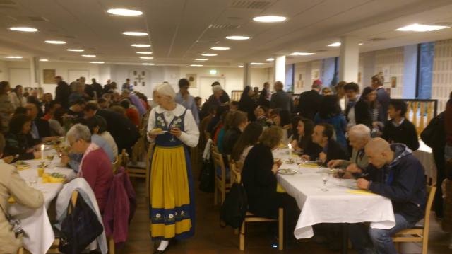 Mingel i Domkyrkosalen på pingstaftonen efter mässan med rörelserna