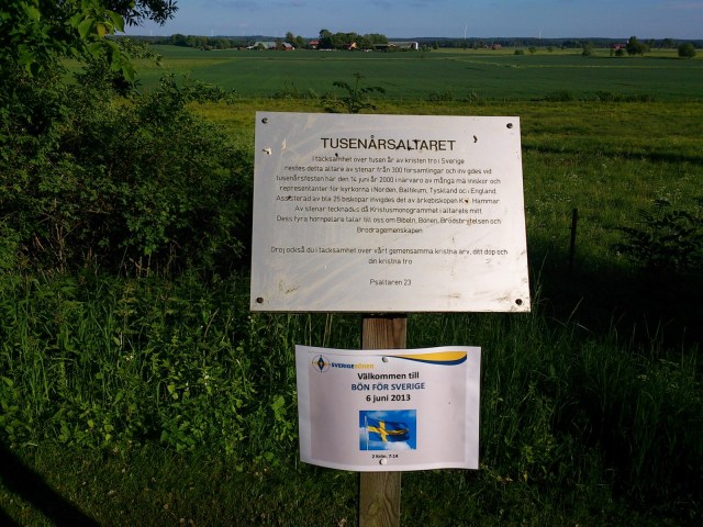 minnestavlatusenårsaltaret