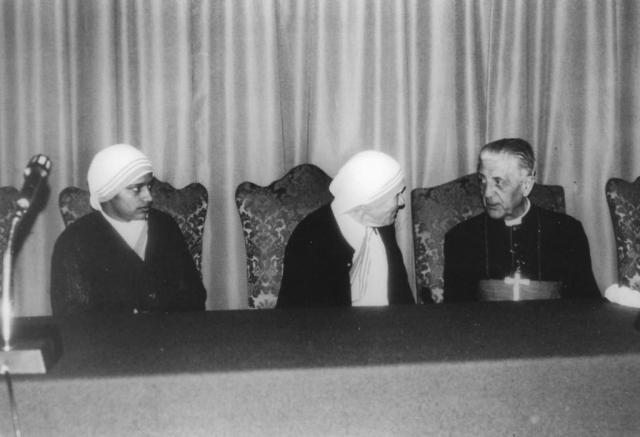 Kardinal Suenens i samspråk med Moder Teresa under den karismatiska konferensen i Rom 1984