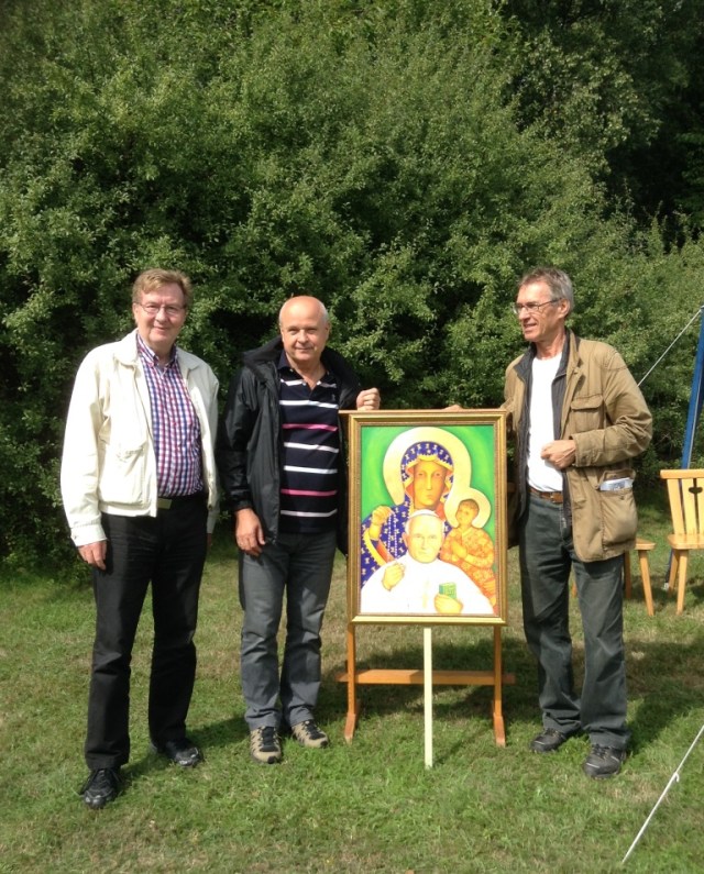 Jag och Adam Wesolowski flankerar Andrzej Majewski med årets ikon på Marielund.