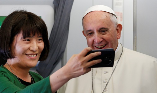 Pope Francis poses with South Korean journalist Jung Ae Ko of Joongang Ilbo newspaper. (CNS/Paul Haring)