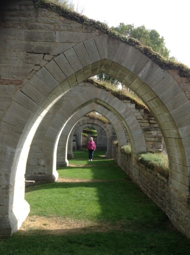 Cisterciensklostret i Alvastra, där Uppsalas förste ärkebiskop Stefan hade levt tvingades stänga i och med reformationen. Ruinerna står där som ett vittne om en brytning som bitvis var brutal.