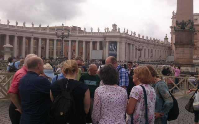 Under bönevandring i staden gick en grupp till Peterswkyrkan. Bön för enhet bland de kristna