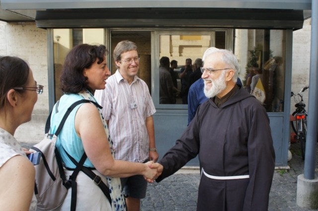 Fader Raniero Cantalamessa hälsade på besökarna