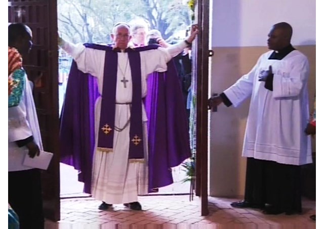 Påven föregriper inledningen av Barmhärtighetens år genom att öppna den heliga dörren i katedralen i Bangui. "To all those who make unjust use of the weapons of this world, I make this appeal: lay down these instruments of death! Arm yourselves instead with righteousness, with love and mercy, the authentic guarantors of peace."