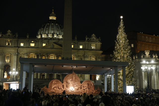 VATICAN CHRISTMAS TREE SAND NATIVITY
